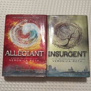 Allegiant and Insurgent Book Set - Red and Green Covers